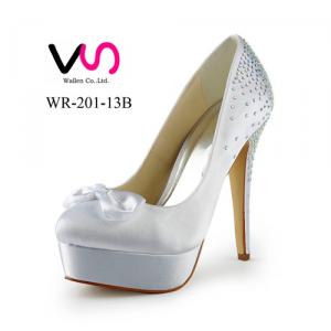 Graceful crystal bridal wedding shoes